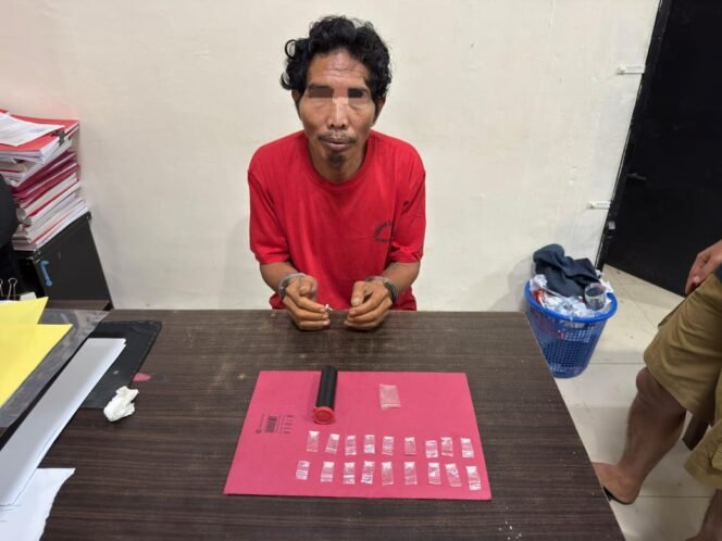 
					Satresnarkoba Rohul Grebek Rumah Warga Ujung Batu, 18 Paket Sabu Diamankan.