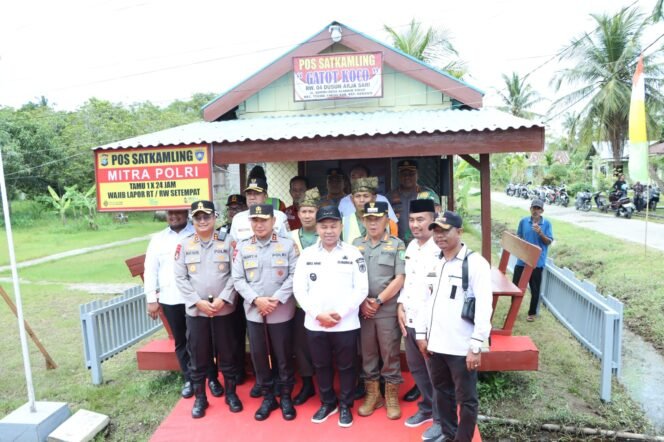 
					Kapolda dan Gubernur Riau Tinjau Meranti, Fokus Satkamling, Infrastruktur, dan Green Policing.