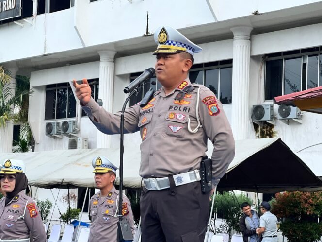 
					Apel Bersama Ojol, Ditlantas Polda Riau Kukuhkan Duta Pelopor Keselamatan Lalu Lintas.