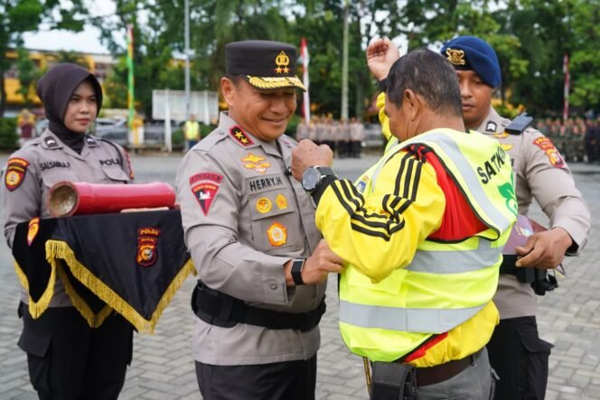 
					Kapolda Riau Perkenalkan Green Satkamling, Integrasikan Keamanan dan Peduli Lingkungan.