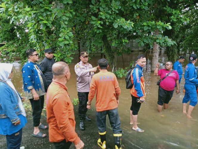 
					Pengecekan Lokasi dan Evakuasi Banjir: Kapolsek dan Camat Payung Sekaki Bergerak Cepat
