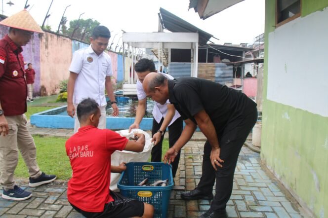 
					Wujud Program Pembinaan Kemandirian WBP,Lapas Kelas IIA Pekanbaru Panen Ikan.