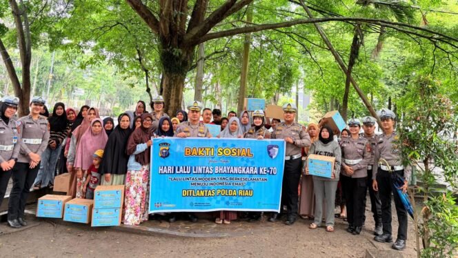 
					Ditlantas Polda Riau Gelar Bakti Sosial, Bagikan 200 Paket Sembako dan Edukasi Keselamatan Berlalu Lintas