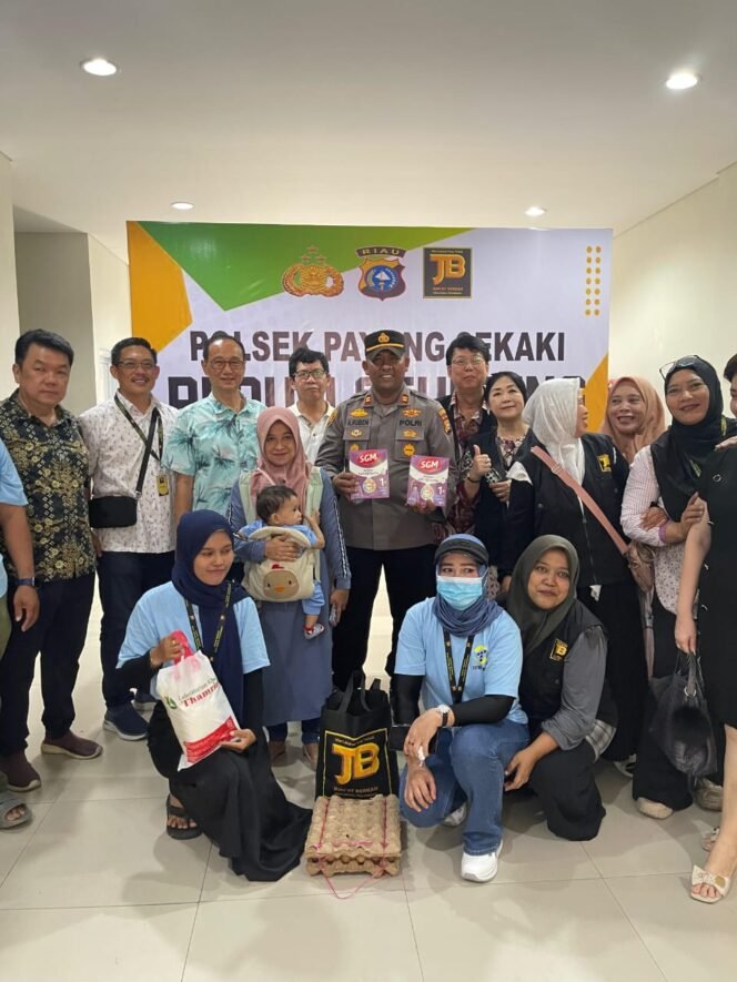 
					Tindak Lanjut Arahan Kapolda Riau, Polri Untuk Masyarakat: Polsek Payung Sekaki bersama Jumat Berkah (JB) Gelar Baksos Untuk Anak Stunting.