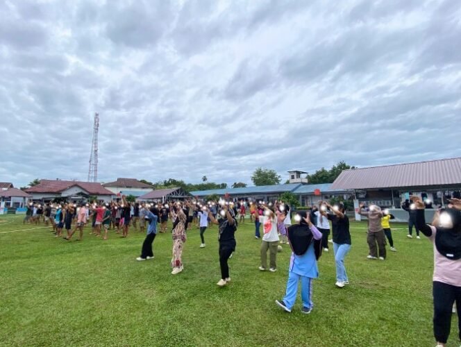 
					Akhir Pekan Tetap Sehat, Warga Binaan Lapas Pasir Pangarayan Ikuti Senam Bersama.