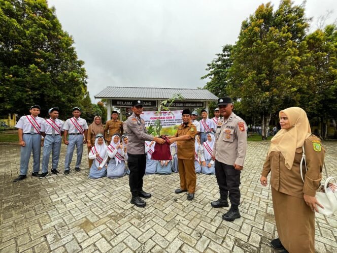 
					Polres Kuansing Gelar Program Green Policing dan Gerakan Gen Z Cinta Lingkungan di SMA Negeri 1 Sentajo Raya