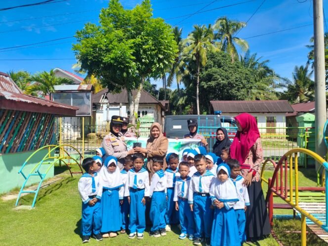 
					Polres Rohul Tanamkan Cinta Lingkungan Sejak Dini Lewat Penanaman Pohon di TK Islam Sialang Jaya