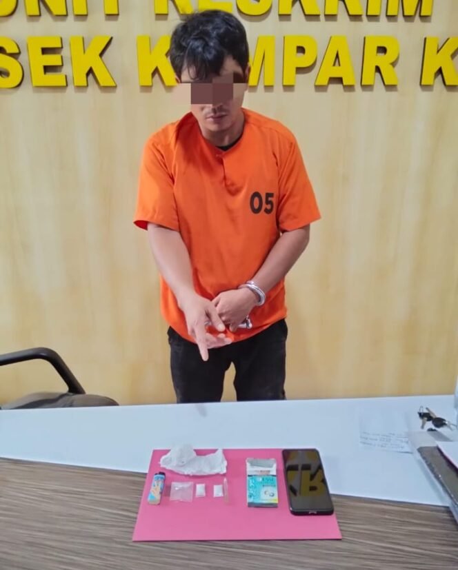 
					Polsek Kampar Kiri amankan tiga paket sabu dari tangan BU (29) saat razia di jalan raya