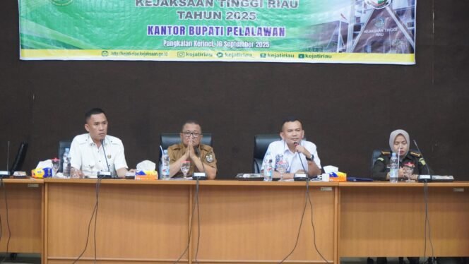 
					Lewat Program BINMATKUM, Kejati Riau Bangun Sinergi Hukum dan Pemerintahan Bersih di Pelalawan.