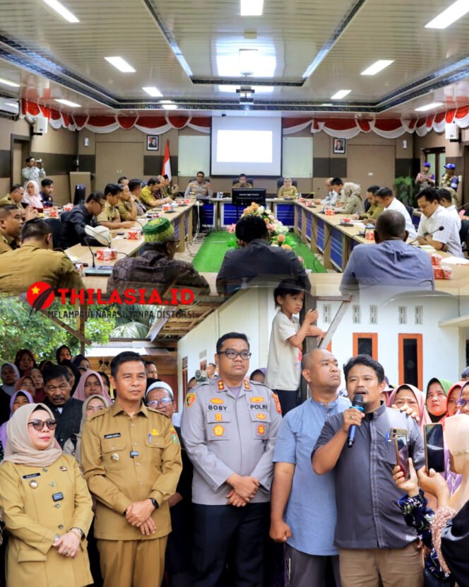 
					Bupati dan Kapolres Kampar Bersatu Padu Selesaikan Sengketa Kebun di Siabu! Masyarakat dan Perusahaan Sepakat Damai!