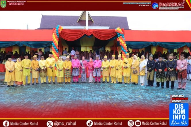 
					Rintik Hujan Tidak Mengurangi Semangat Kebersamaan Dalam Upacara Peringatan Hari Jadi Kabupetan Rokan Hulu Ke-26