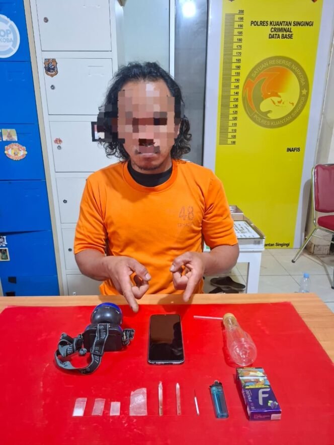 
					Tim Mata Elang Satres Narkoba Polres Kuansing Amankan Pengguna Narkotika Jenis Sabu di Desa Jake