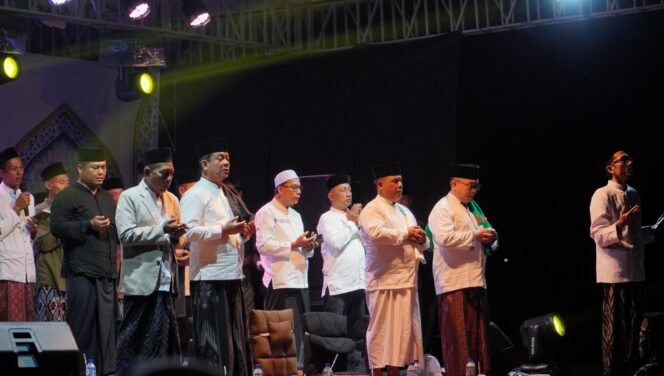 
					Wabup Syafaruddin Poti Hadiri Kepenuhan Raya “Bersholawat” Dalam Rangka Peringatan Hari Santri Nasional 2025