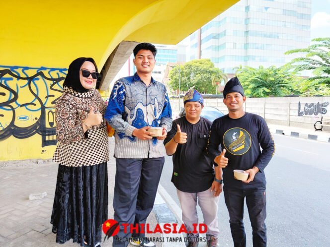 
					Jumat Berkah, 200 Paket Rezeki Dermawan Dibagikan Tanjak Bertuah dan Pondok Gurih Alas Daun di Pekanbaru.