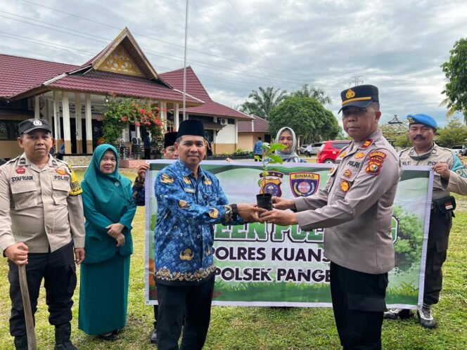 
					Polres Kuansing Tanam Pohon dan Tanam Harapan: Wujud Nyata Green Policing di Sekolah