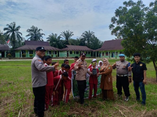 
					Polres Rokan Hulu dan Polsek Jajaran Tanam Pohon di 23 Sekolah Sebagai Wujud Nyata Green Policing