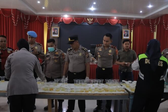 
					Polres Kampar Gelar Tes Urine Dadakan, Kapolres: Tindak Tegas Anggota Terlibat Narkoba’!