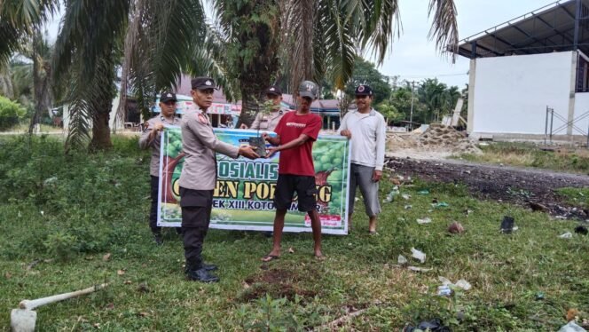 
					Kapolsek XIII Koto Kampar Ajak Warga Batu Bersurat Peduli Lingkungan Lewat Green Policing dan Penanaman Pohon