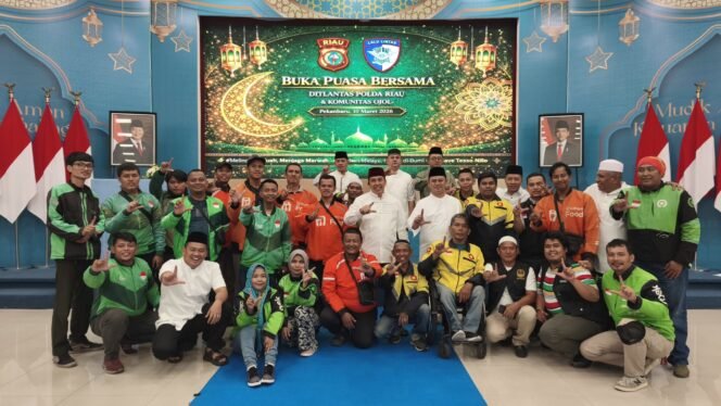
					Buka Puasa Penuh Makna, Ditlantas Polda Riau Santuni Anak Yatim dan Edukasi Ojol soal Keselamatan
