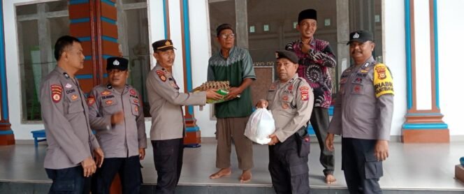 
					Berbagi di Bulan Ramadan, Polsek Ujung Batu Serahkan Sembako untuk Pengurus Masjid.
