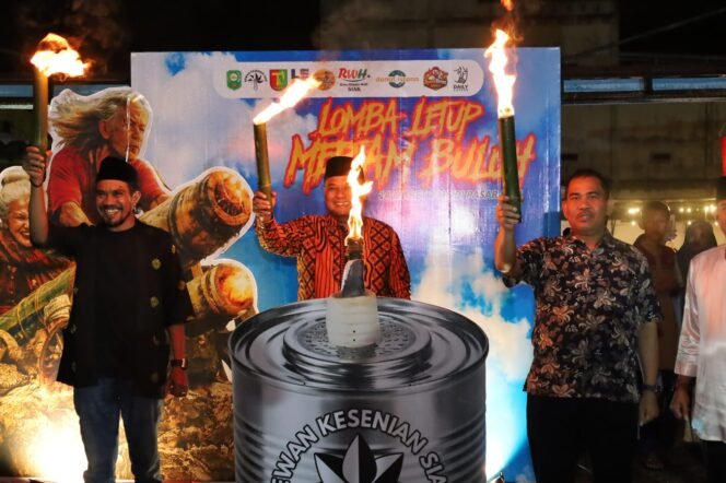 
					Dentuman Meriam Buluh Meriahkan Malam Ramadan di Kota Siak