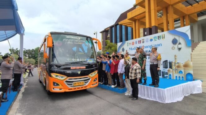 
					Mudik Aman, Keluarga Bahagia: Polda Riau–Cipayung Plus Fasilitasi dan Kawal Ratusan Pemudik
