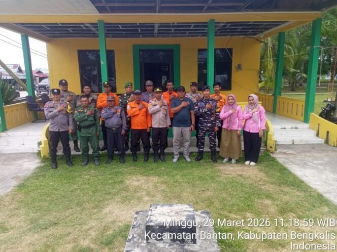 
					Ribuan Wisatawan Padati Pantai Selatbaru, Aparat Gabungan Pastikan Situasi Kondusif