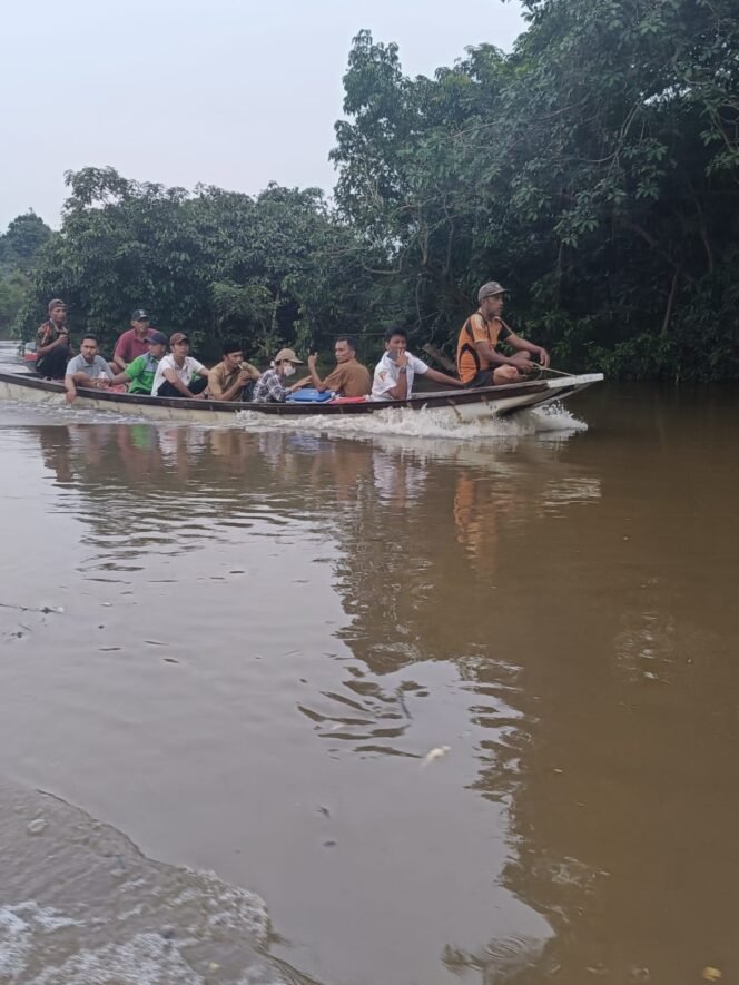
					Kapolsek Tapung Hilir Gerak Cepat Tinjau Sungai Tapung Usai Temuan Ikan Mati Massal