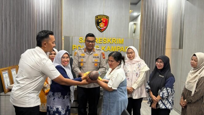 
					Bayi Malang di Temukan di Balam Jaya, Diserahkan Kepada Keluarga Kandung