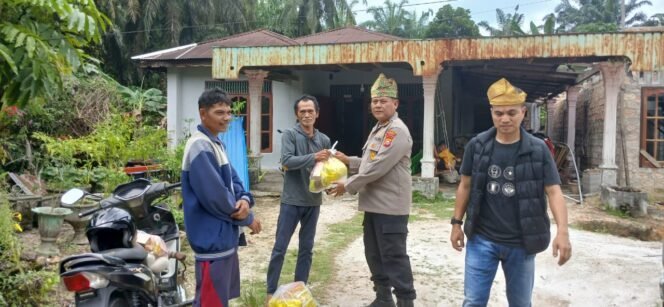 
					Polsek Kampar Bantu Korban Angin Puting Beliung Lewat Bansos Jumat Barokah Bersama PT. Green Palma   