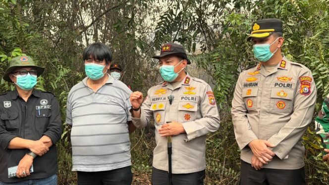 
					Kapolda Riau Turun Langsung Suntik Semangat Tim Pemadam Karhutla di Bengkalis