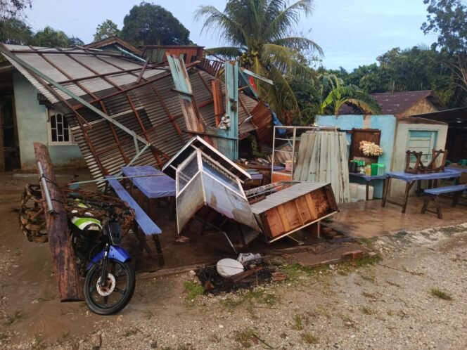 
					Warung Sate di Desa Padang Mutung Porak Poranda Diterjang Angin Puting Beliung