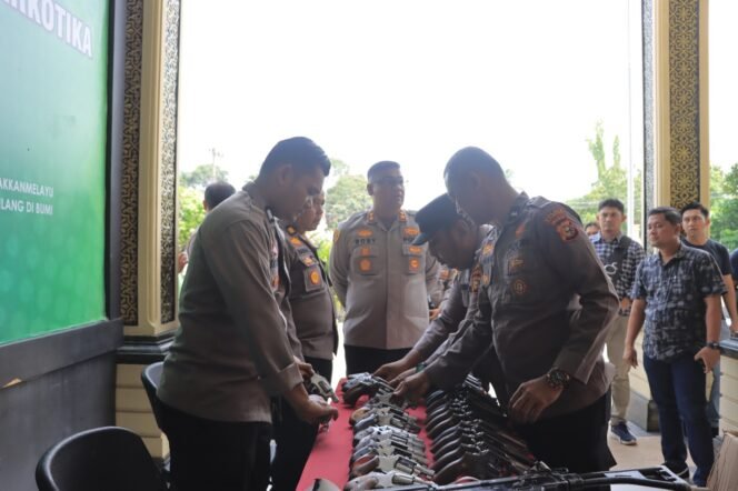 
					Kapolres Kampar Dampingi Pemeriksaan Senpi Dinas oleh Tim Polda Riau, Hasilnya Nihil Pelanggaran