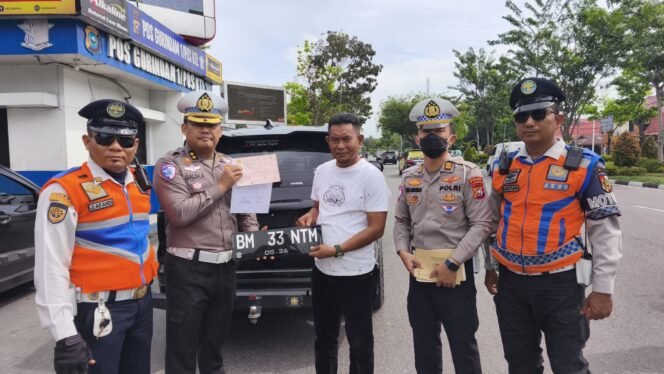 
					Ditlantas Polda Riau Tertibkan TNKB Tidak Sesuai Spesifikasi, Puluhan Pelanggar Ditindak