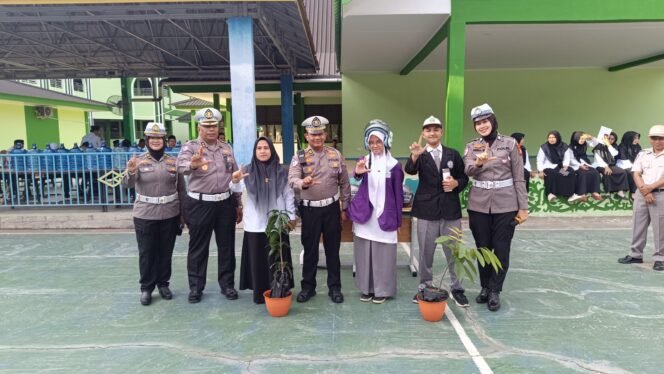 
					Police Goes To School di MAN 1 Pekanbaru, Ditlantas Polda Riau Tanamkan Budaya Tertib Lalu Lintas dan Peduli Lingkungan