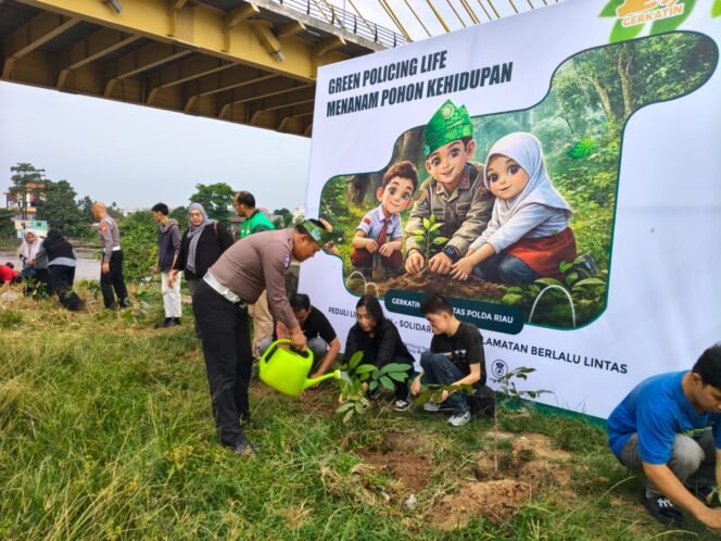 
					Kolaborasi Inspiratif! Ditlantas Polda Riau Bersama Gerkatin Tanam Pohon di Tepian Sungai Siak