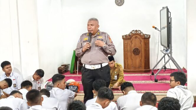 
					Ribuan Pelajar SMAN 4 Pekanbaru Antusias, Ditlantas Riau Tanamkan Budaya Tertib Lalu Lintas dan Peduli Lingkungan