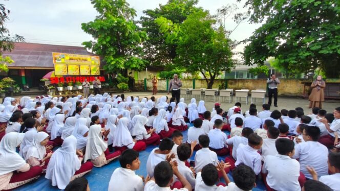 
					Tanamkan Disiplin dan Cinta Lingkungan Sejak Dini, Ditlantas Riau Gelar Police Goes To School di SDN 171 Pekanbaru