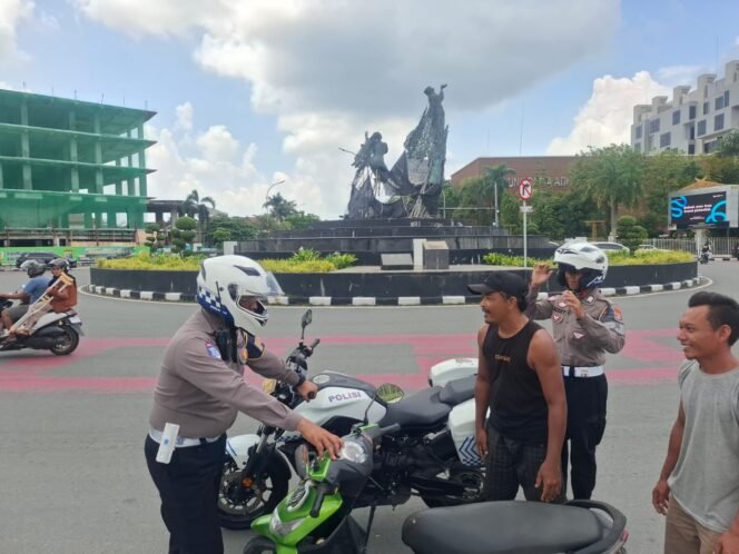 
					Patroli Beat Ditlantas Polda Riau Tingkatkan Pengawasan di Jam Sibuk, Wujudkan Lalu Lintas Pekanbaru yang Aman dan Lancar