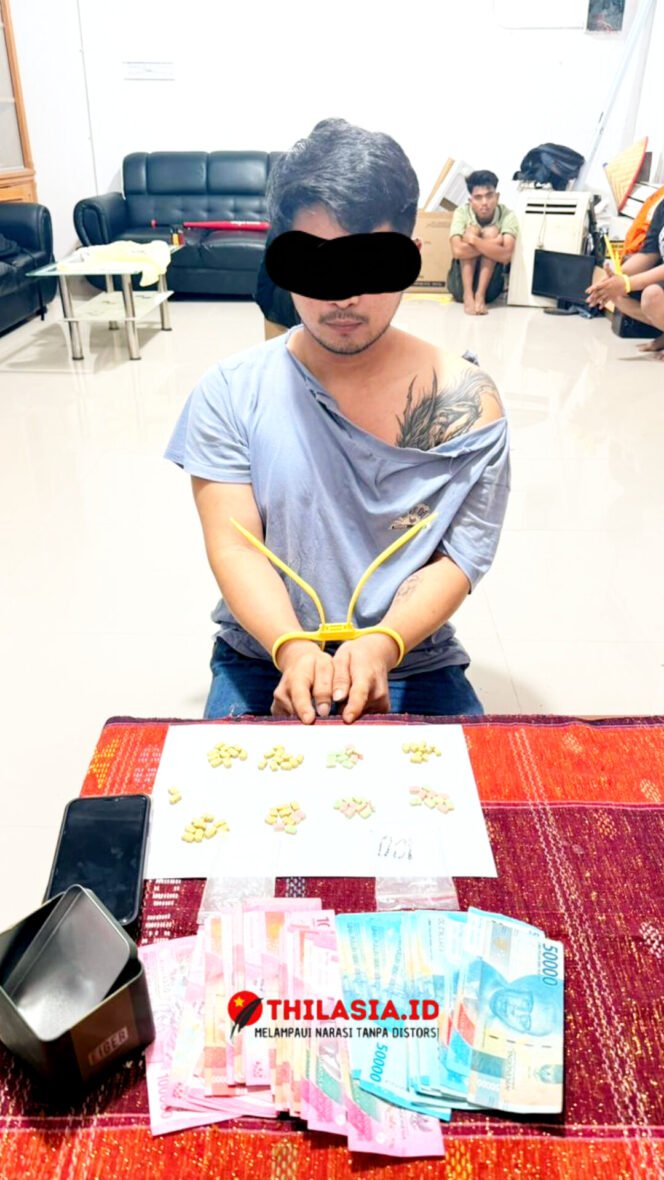 
					82 Butir Ekstasi Disembunyikan di Jok Motor, A.S. Tak Berkutik Saat Digerebek