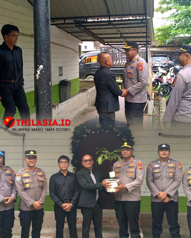 
					Kapolres Kampar Sambangi Gereja di Jumat Agung, Kombinasikan Pengamanan dan Aksi Peduli Lingkungan