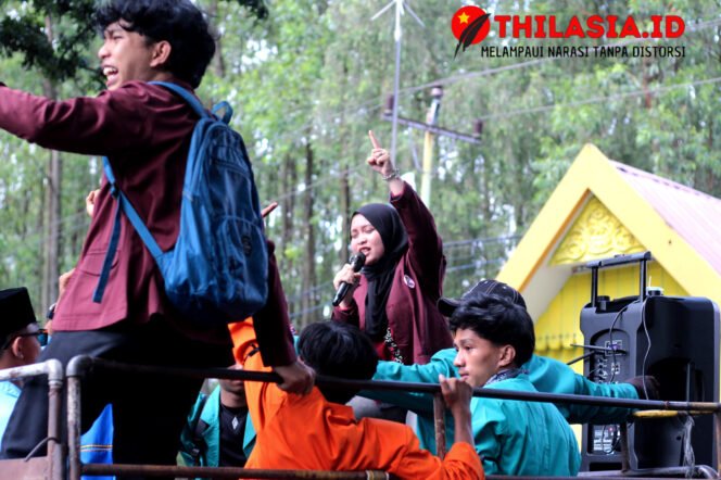 
					Mahasiswa “G-M13 Mei Melawan” Kepung DPRD Riau, Soroti Gaji Guru Rp150 Ribu hingga Transparansi Anggaran