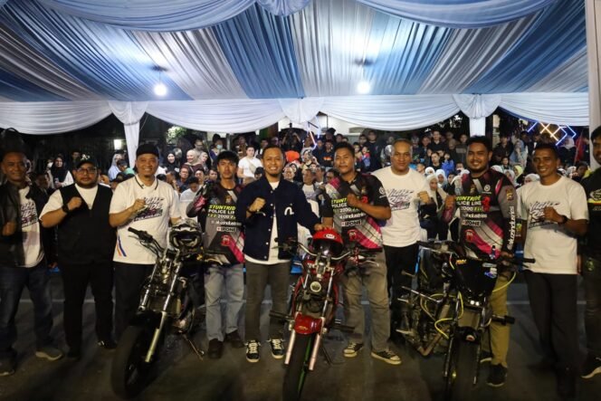 
					Kapolresta Pekanbaru Turut Meriahkan Night Ride HUT Kota Pekanbaru ke-242, Kegiatan Berlangsung Aman dan Kondusif.