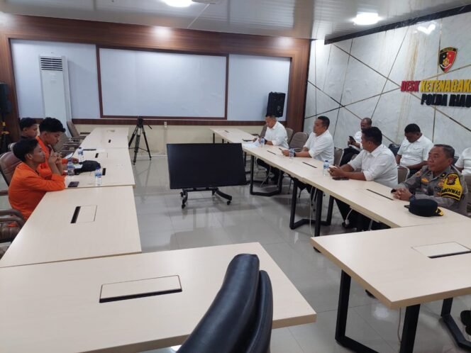 
					Kegiatan Aksi Bem Si Daerah  Riau Di Sambut Ditreskrimsus Polda Riau Terkait Dugaan Penguasaan Hutan