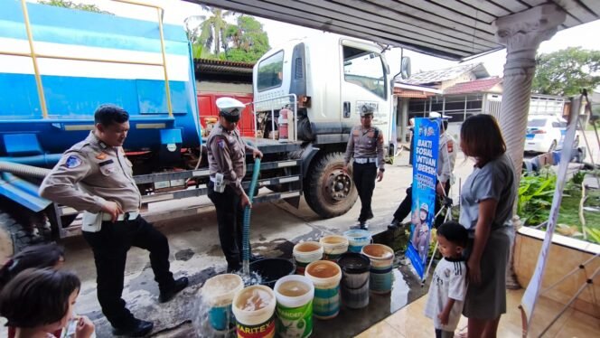 
					Polantas Menyapa: Polda Riau Salurkan 3.360 Paket Bansos dan Hadirkan 24 Titik Air Bersih untuk Warga