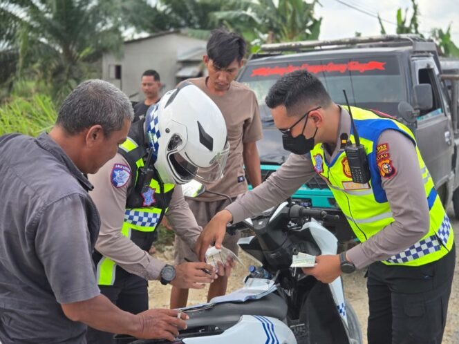 
					Polantas Pelalawan Perketat Pengaturan Arus di KM 75 Lintas Timur, 10 Pengendara Ditilang karena Terobos Antrean
