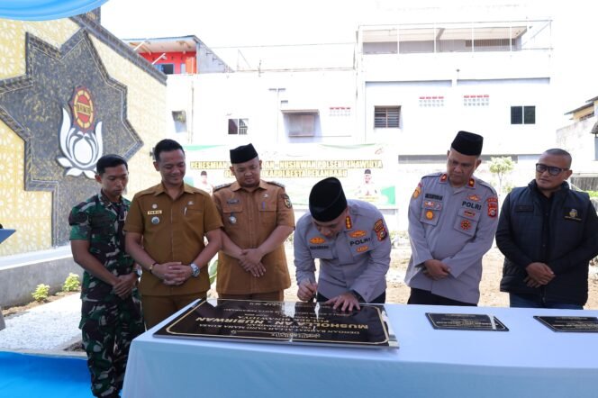 
					Kapolresta Pekanbaru Resmikan Musholla An-Nusirwan, Perkuat Pembinaan Spiritual dan Pelayanan Humanis Polri