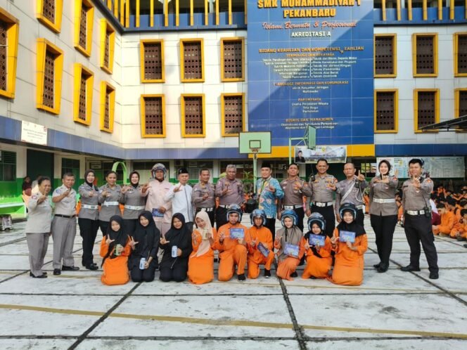 
					Police go to School, Ditlantas Polda Riau Tanamkan Budaya Tertib Berlalu Lintas Dan Green Policing  Kepada Pelajar