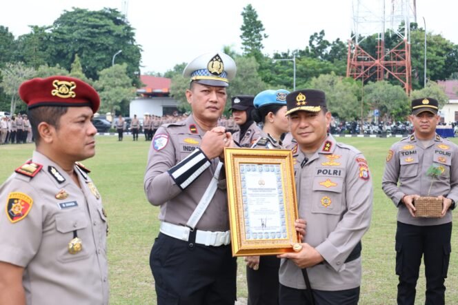 
					Delapan Personel Ditlantas Polda Riau Terima Penghargaan Kapolda, Briptu Jessica Ukir Prestasi Nasional di Kejuaraan Karate Piala Kapolri 2026