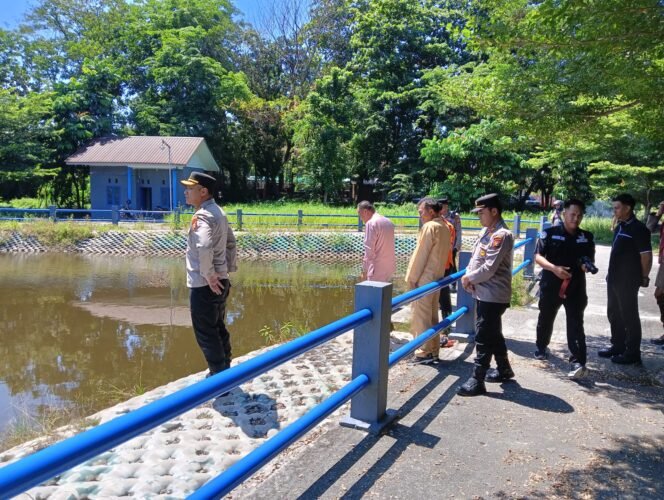 
					Pastikan Kesiapsiagaan Hadapi Karhutla, Kapolresta Pekanbaru Bersama Kapolsek Payung Sekaki Cek Kondisi Embung Payung Sekaki